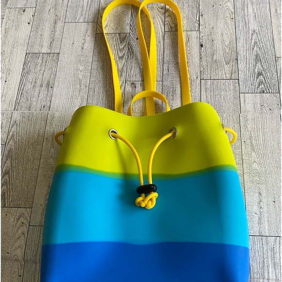 Backpack High Fashion Bag - Picture 2 of 4